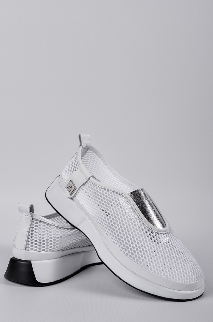 Білі сліпони з перфорованим верхом та сріблястою вставкою великих розмірів