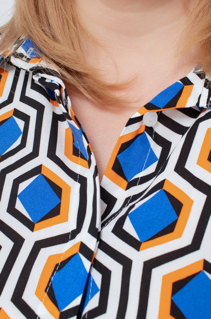 Рубашка длинная в геометрический принт супер батал