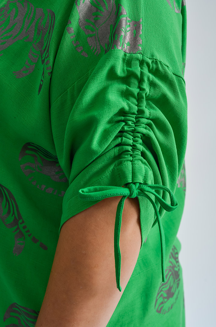 Сорочка з текстурним декором та принтом великих розмірів