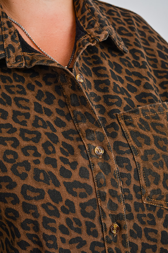 Стильна сорочка з хутром у леопардовий принт великих розмірів