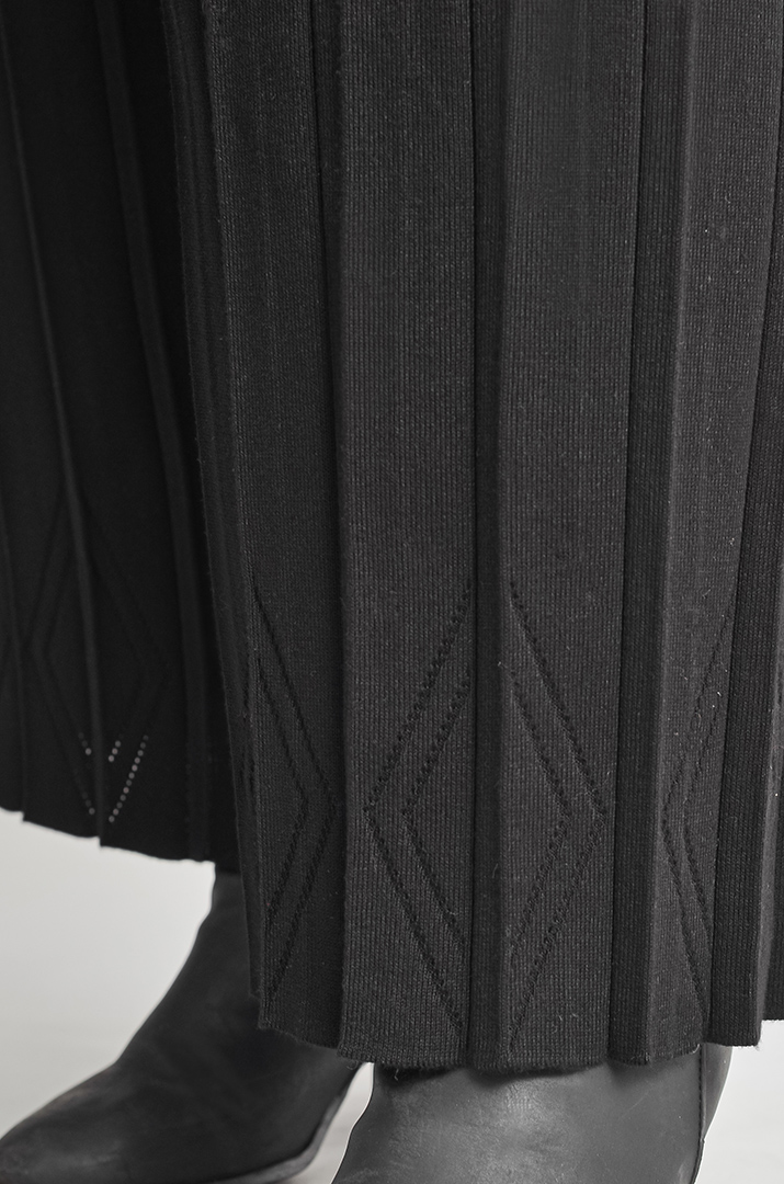 Чорні брюки-спідниця з декоративним геометричним візерунком великих розмірів