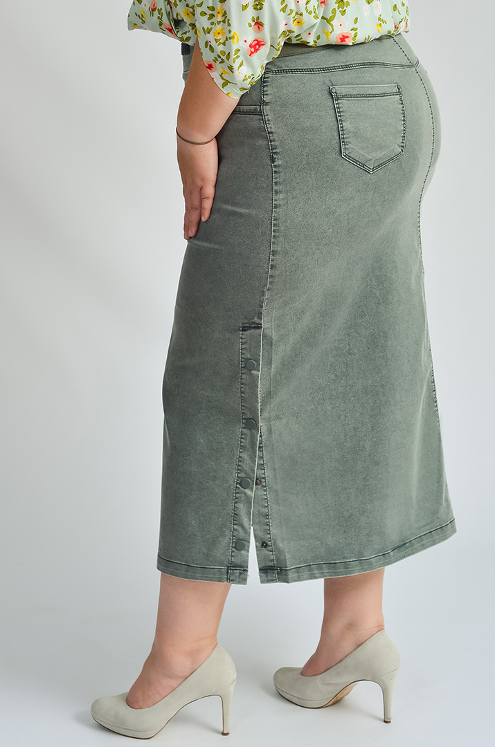 Юбка миди с функциональными кнопками по бокам больших размеров