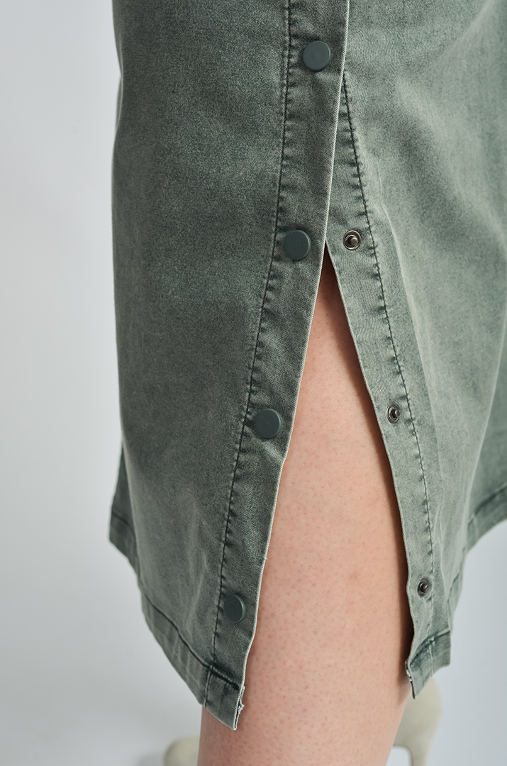 Юбка миди с функциональными кнопками по бокам больших размеров