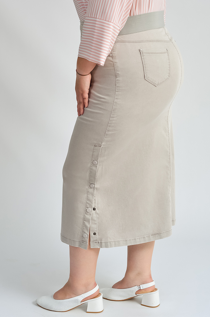 Юбка миди с функциональными кнопками по бокам больших размеров