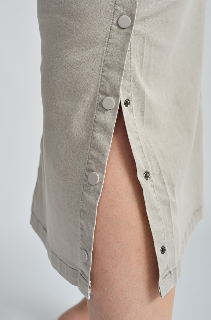 Юбка миди с функциональными кнопками по бокам больших размеров