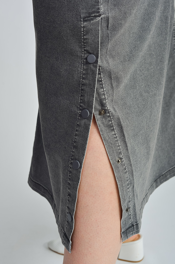 Юбка миди с функциональными кнопками по бокам больших размеров