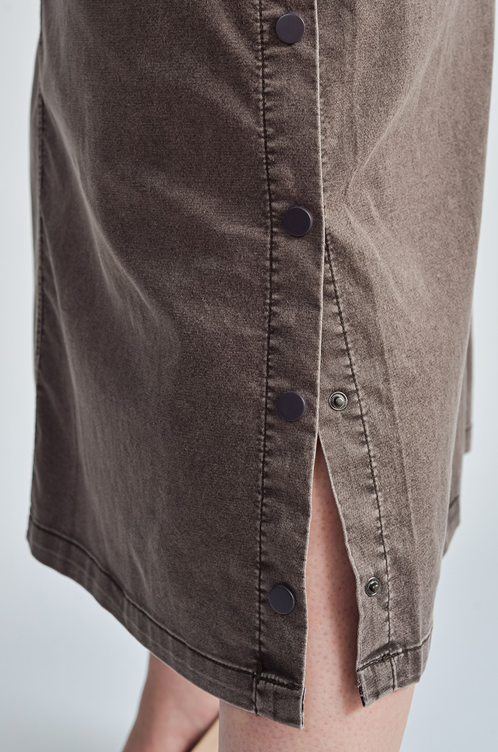 Юбка миди с функциональными кнопками по бокам больших размеров