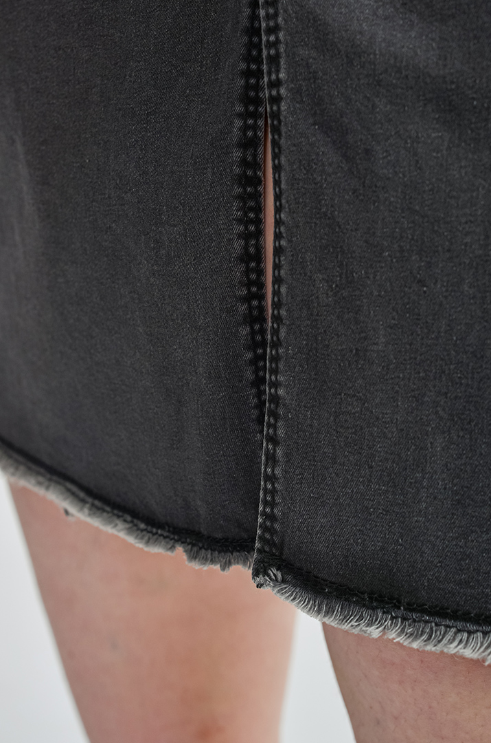 Джинсова спідниця міді в графітовому кольорі великих розмірів