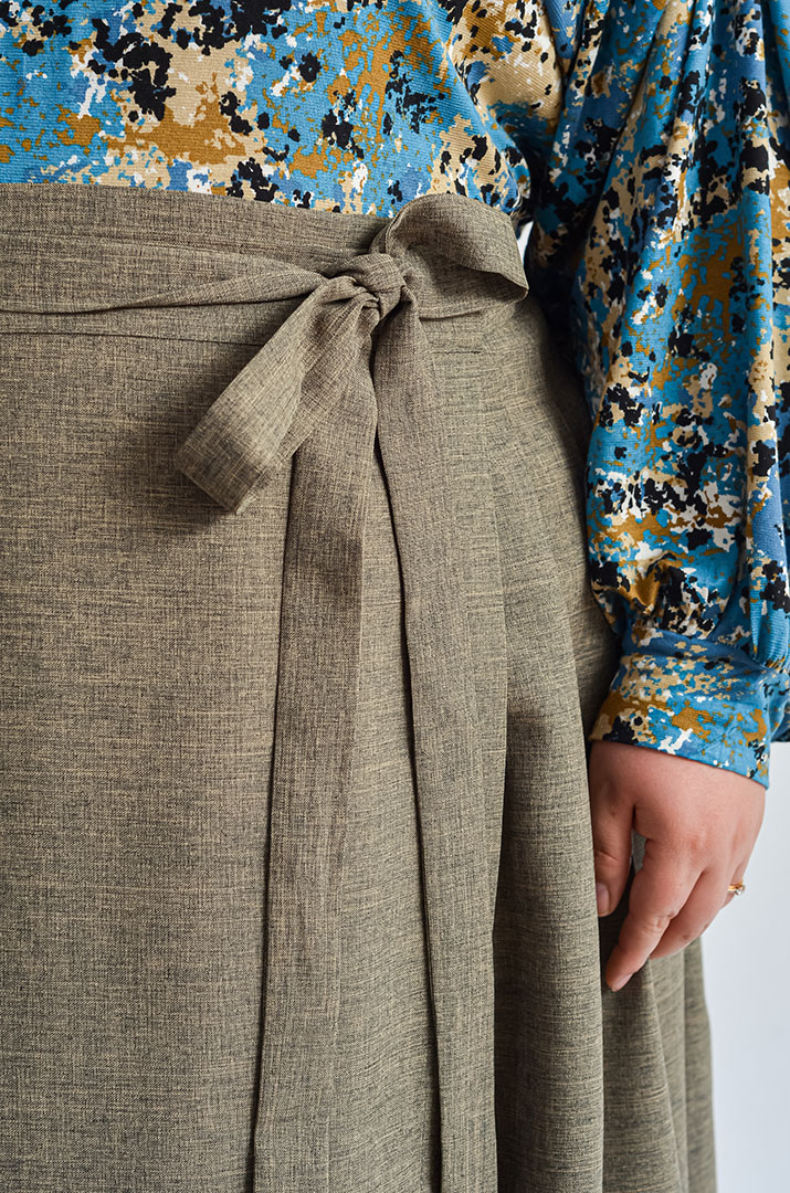 Спідниця на запах з контрастними вставками великих розмірів