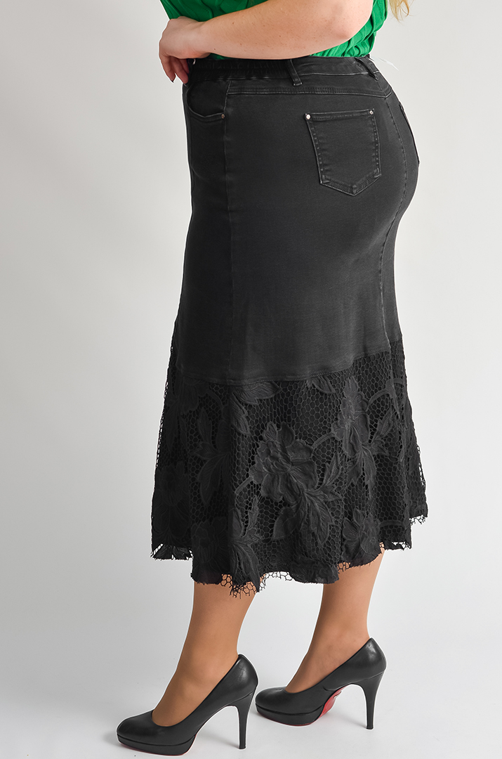 Чорна спідниця міді з квітковою прошвою великих розмірів