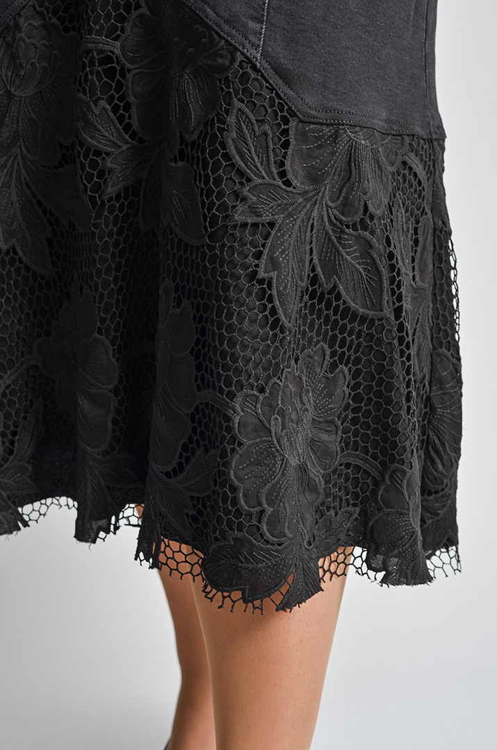 Чорна спідниця міді з квітковою прошвою великих розмірів