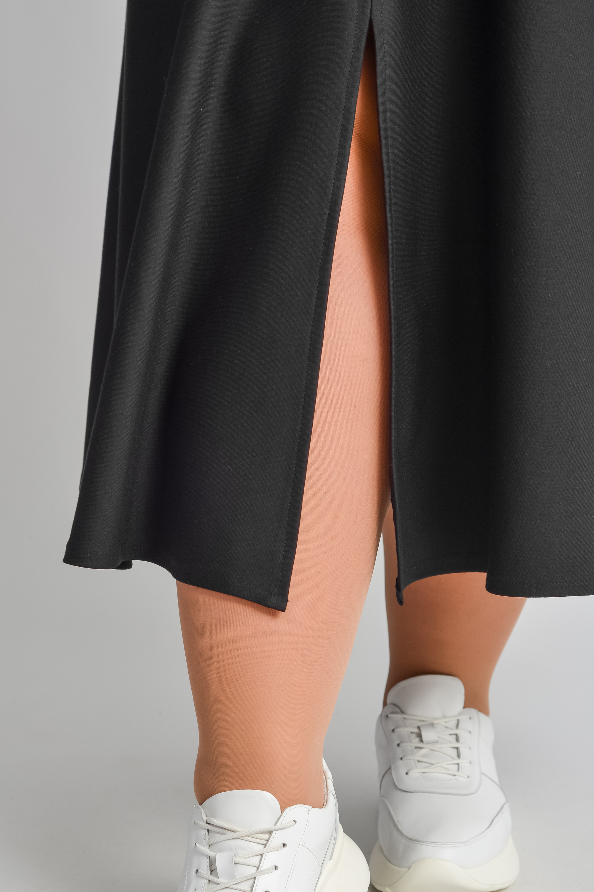 Чорна спідниця міді з елегантним розрізом великих розмірів