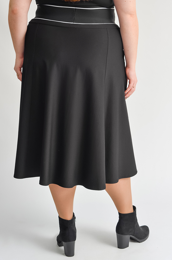 Чорна спідниця міді з боковими кишенями великих розмірів