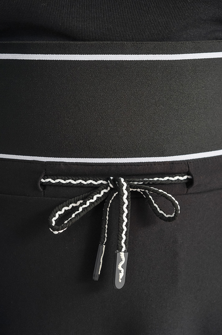 Чорна спідниця міді з боковими кишенями великих розмірів