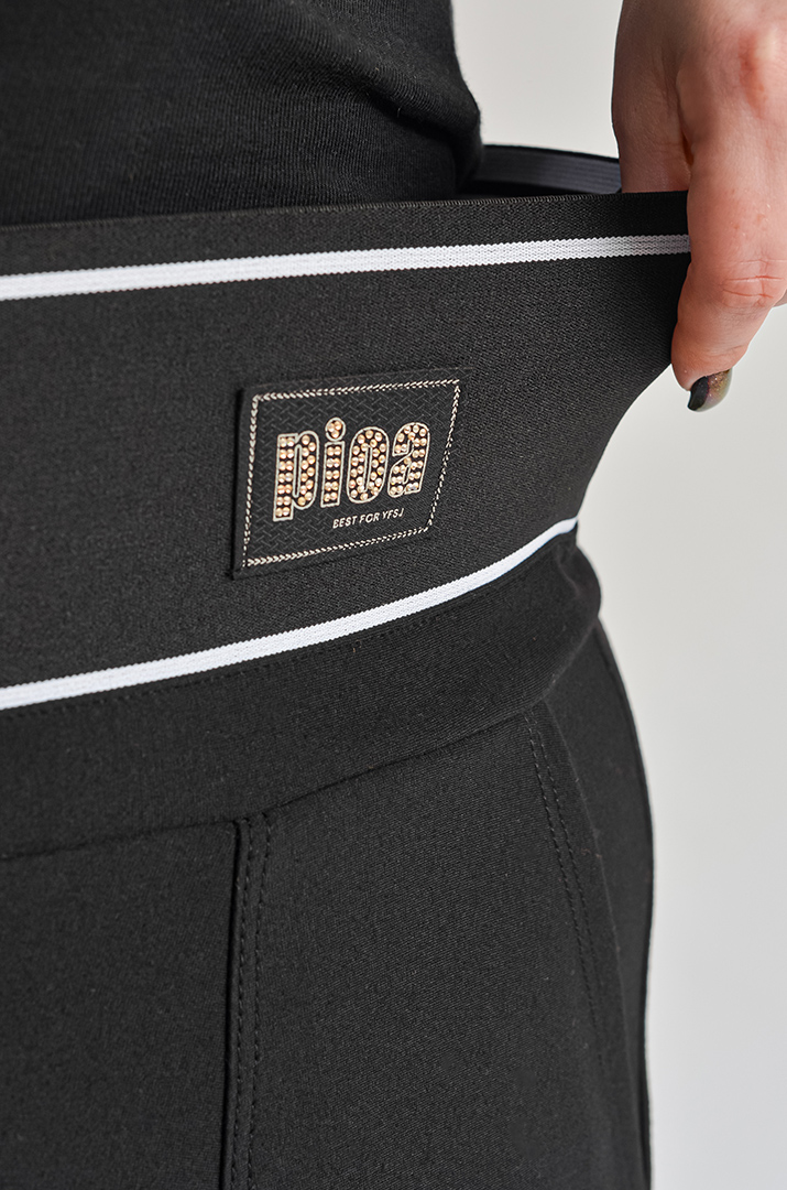 Чорна спідниця міді з боковими кишенями великих розмірів