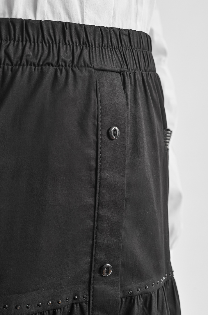 Чорна спідниця максі з декоративними гудзиками та стразами великих розмірів