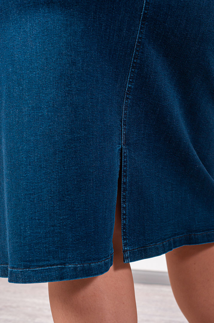 Джинсовая юбка синего цвета с карманами сзади больших размеров