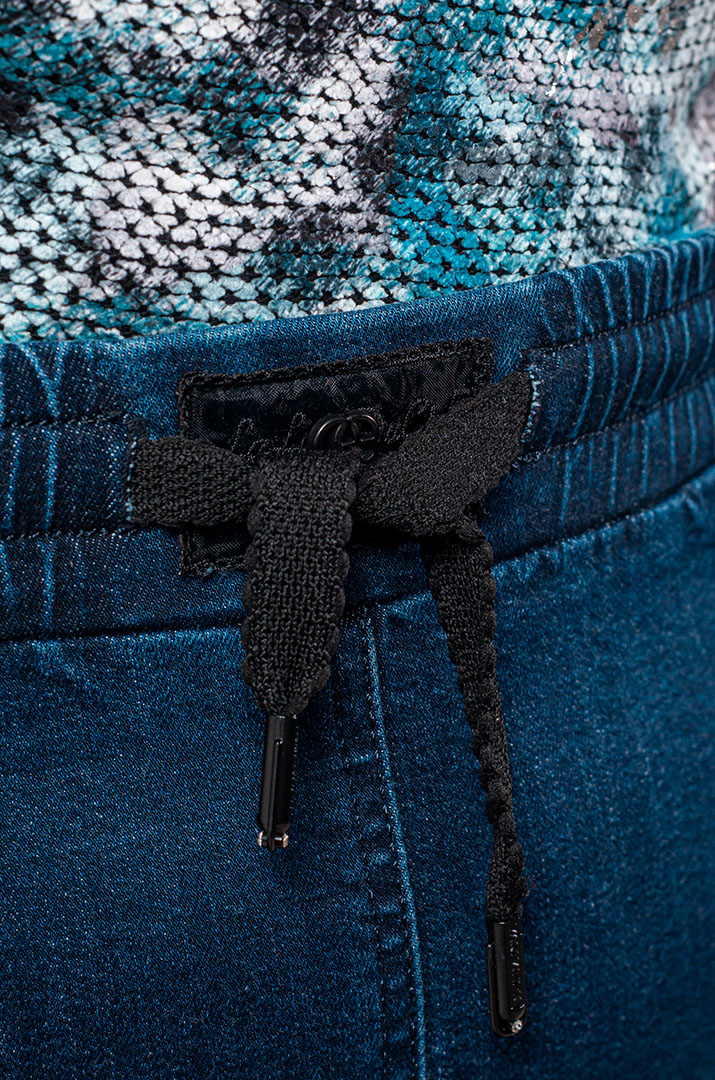 Джинсовая юбка синего цвета с карманами сзади больших размеров