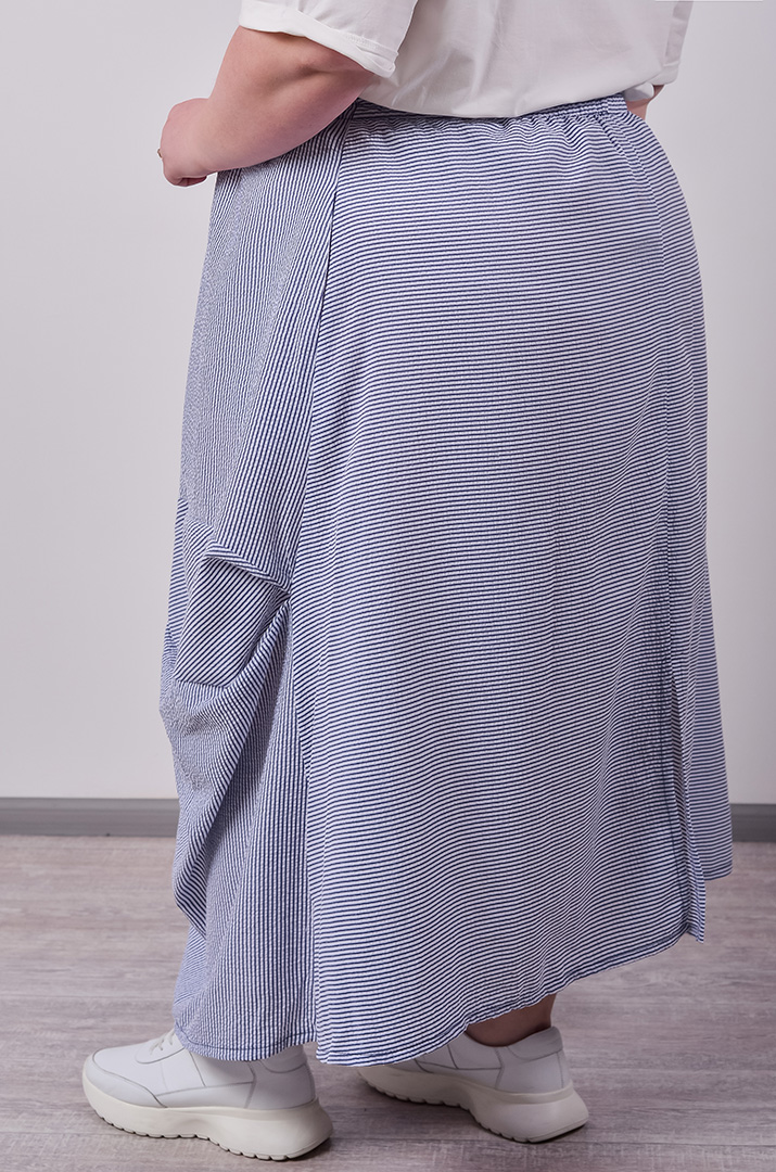 Юбка макси с асимметричным низом в полоску больших размеров