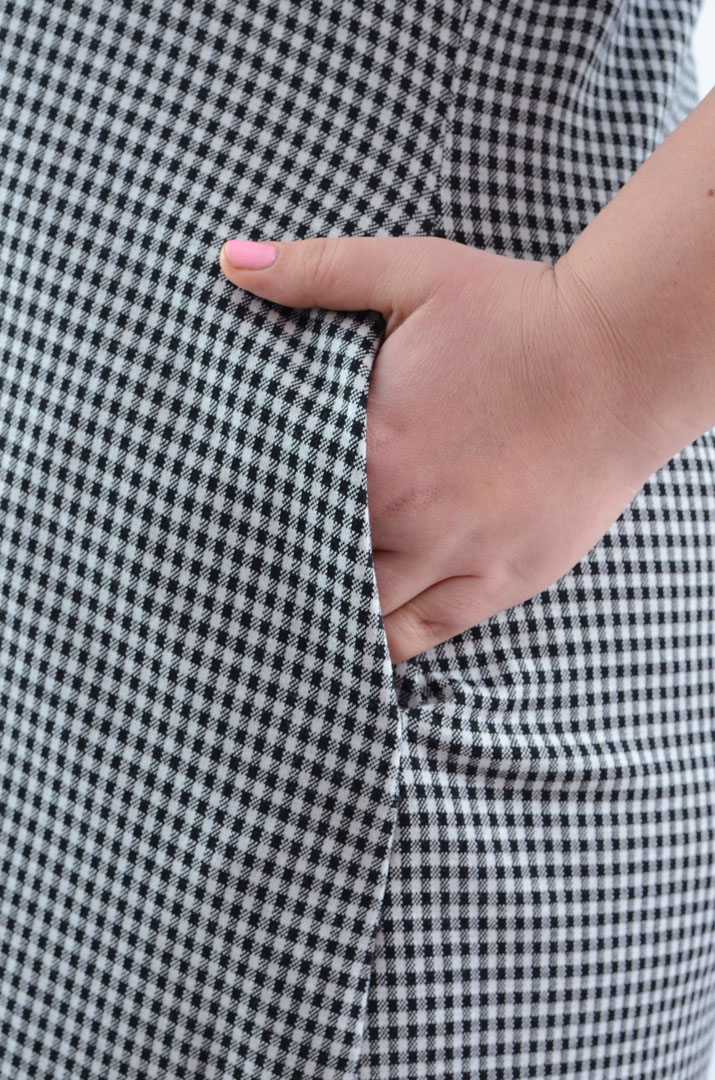 Сукня міні у клітинку з кишенями  батал