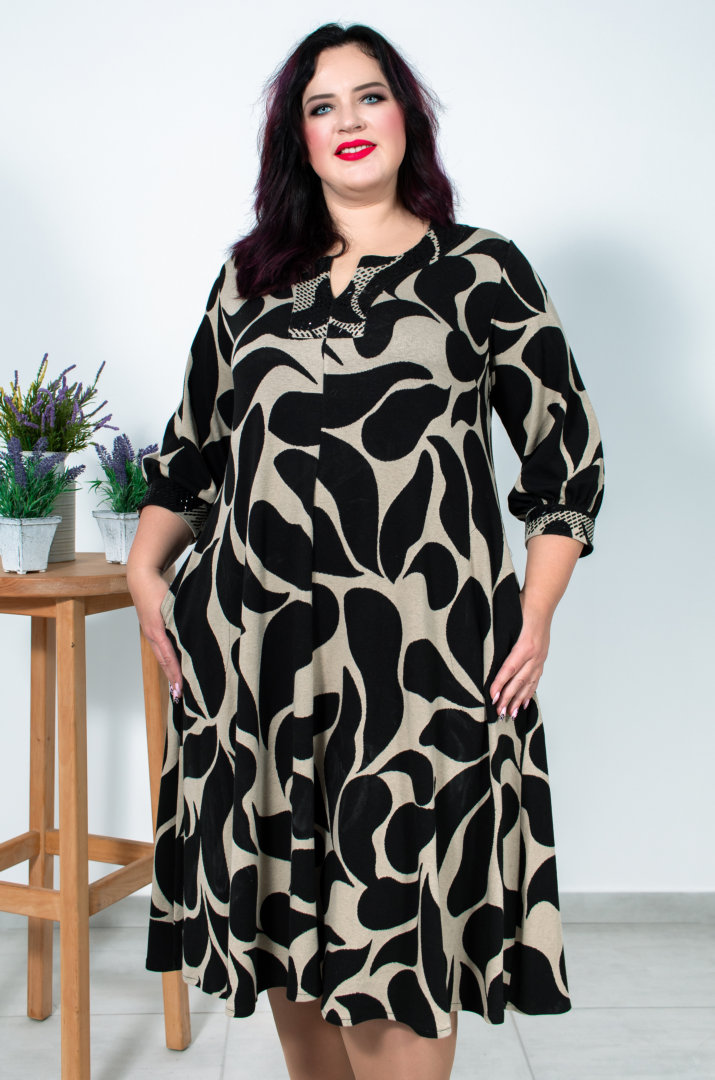 Сукня з декоративною горловиною та принтом арабески батал