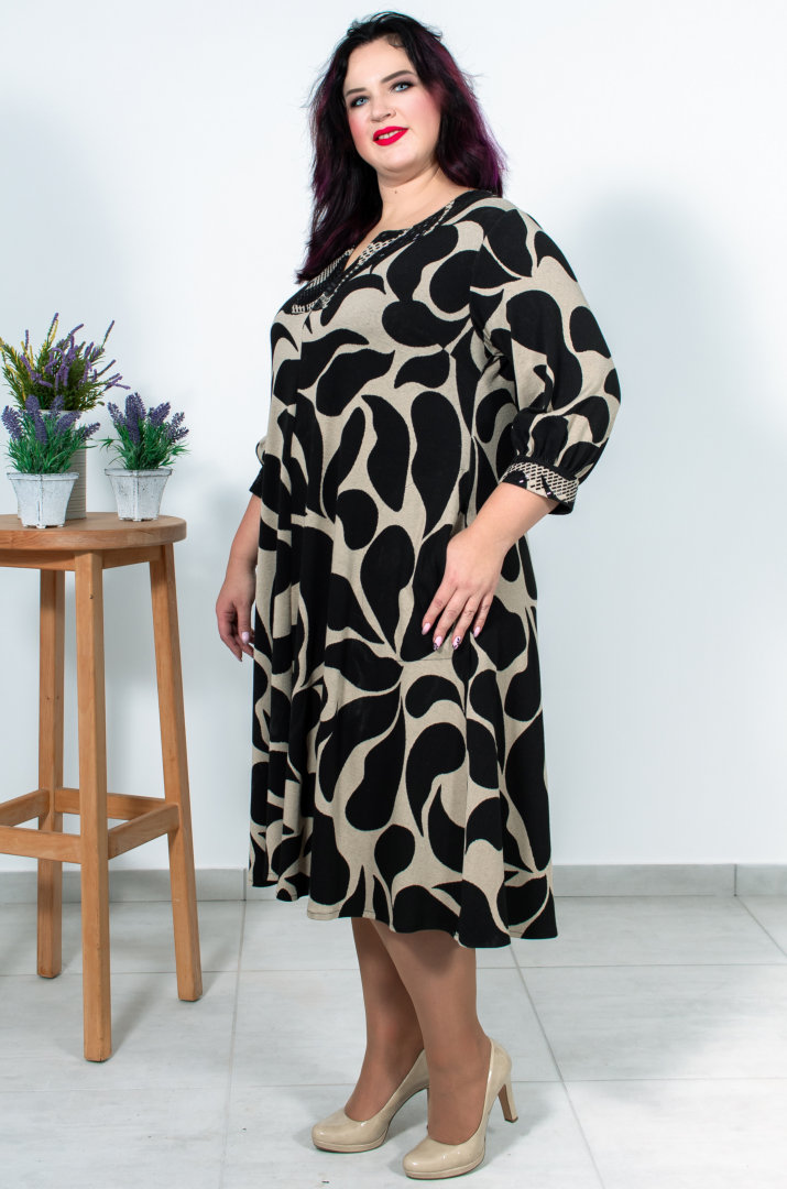 Сукня з декоративною горловиною та принтом арабески батал