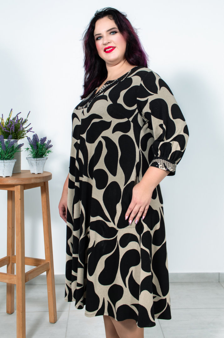 Сукня з декоративною горловиною та принтом арабески батал