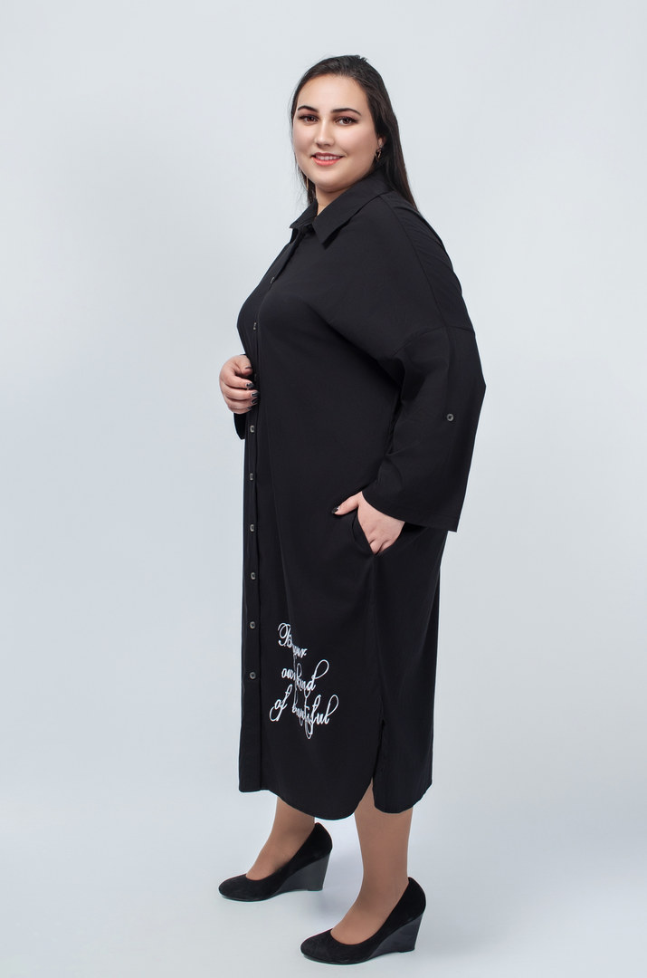 Сукня на ґудзиках з принтом і написом батал