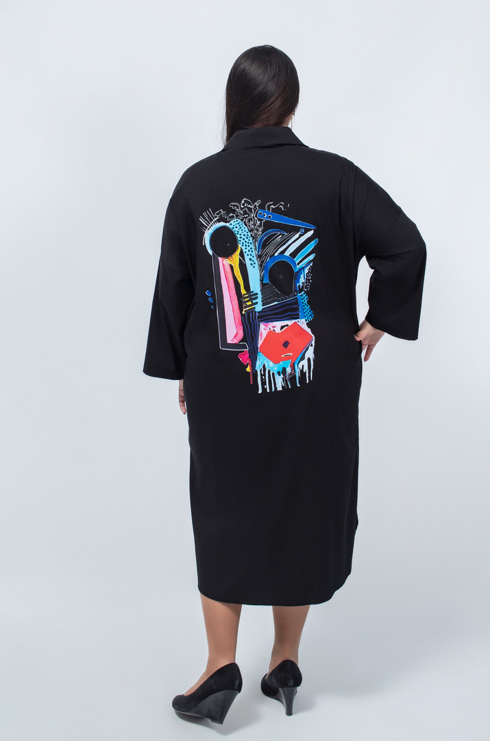 Сукня на ґудзиках з принтом і написом батал