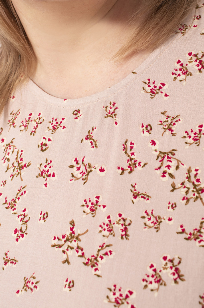 Платье в растительный принт батал