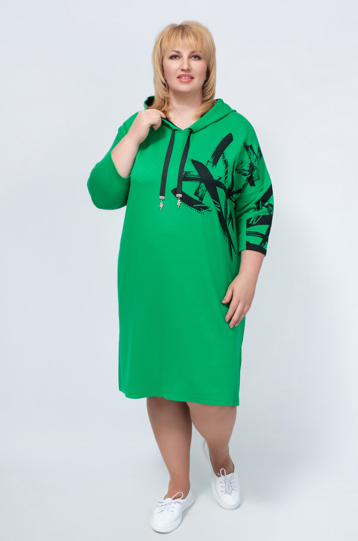 Трикотажное платье с капюшоном в абстрактный принт батал