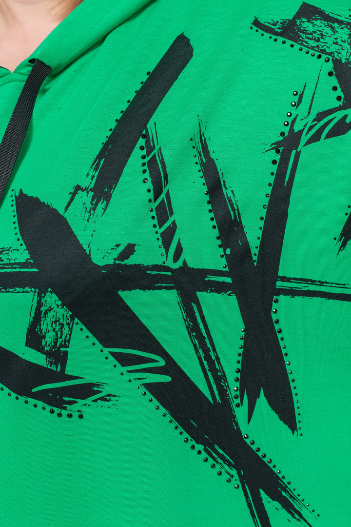 Трикотажное платье с капюшоном в абстрактный принт батал