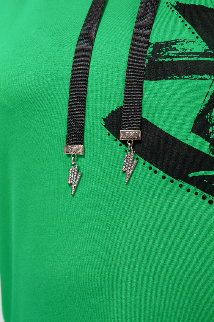 Трикотажное платье с капюшоном в абстрактный принт батал