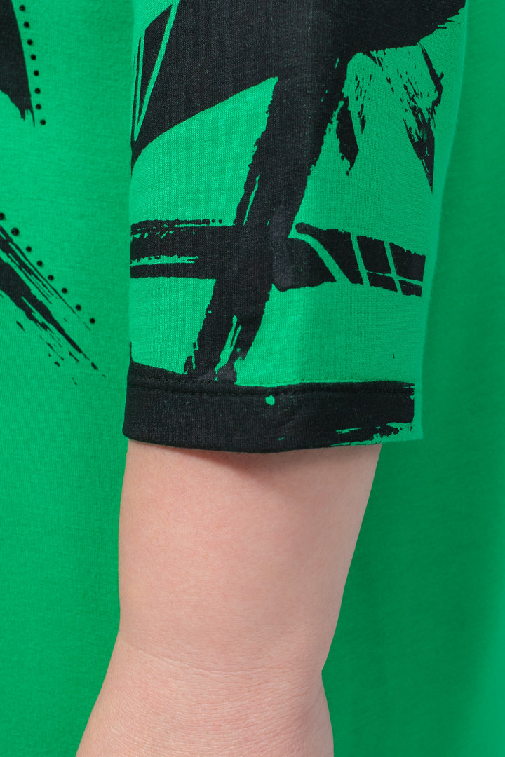 Трикотажное платье с капюшоном в абстрактный принт батал