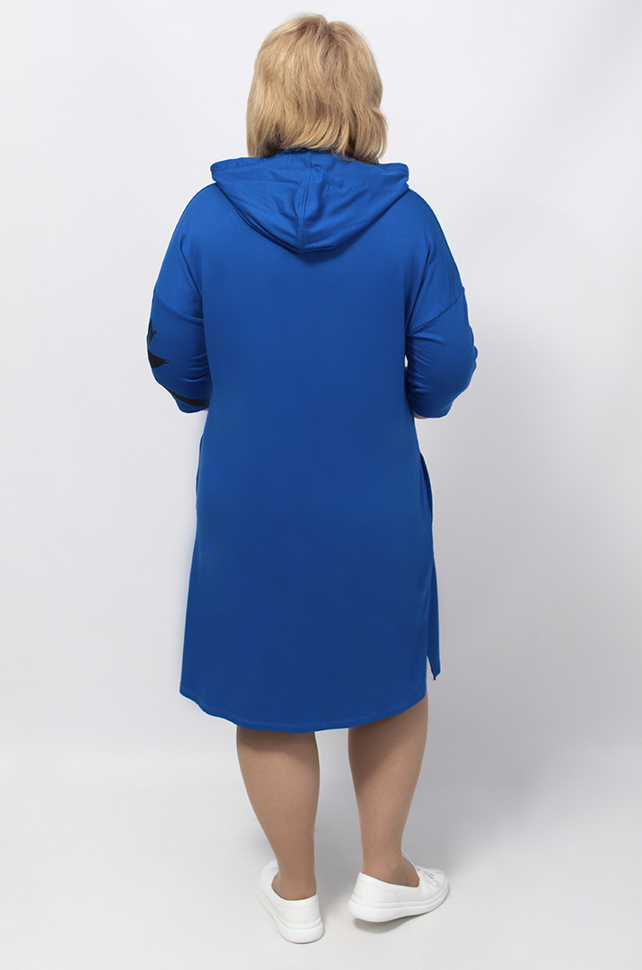 Трикотажное платье с капюшоном в абстрактный принт батал