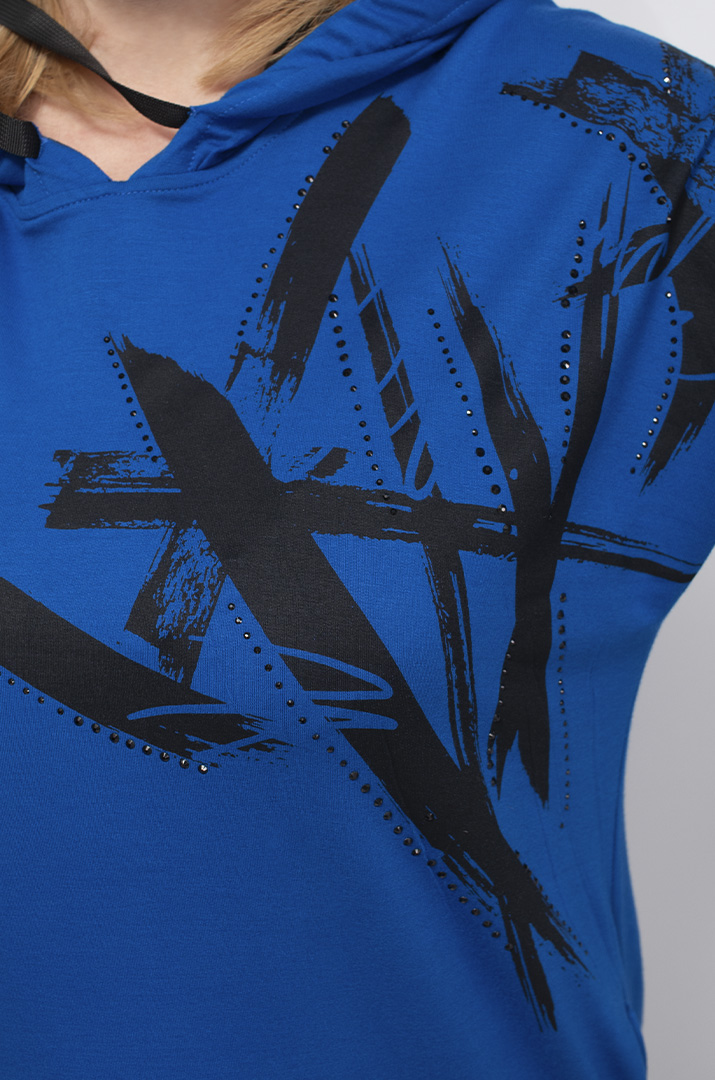 Трикотажное платье с капюшоном в абстрактный принт батал