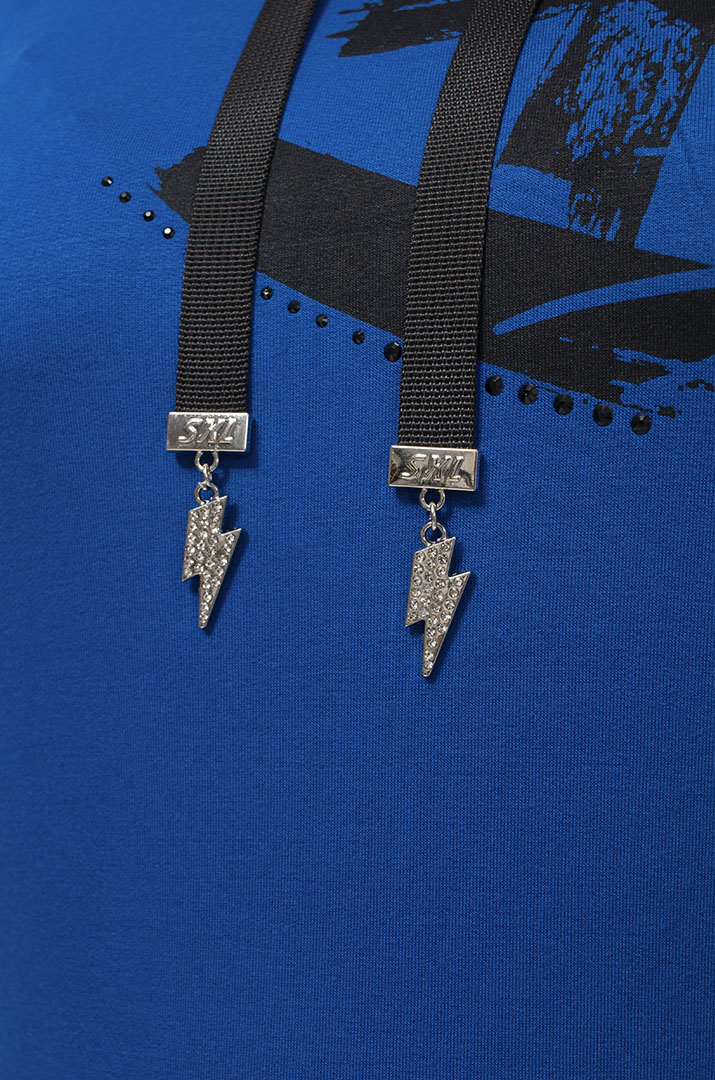 Трикотажное платье с капюшоном в абстрактный принт батал