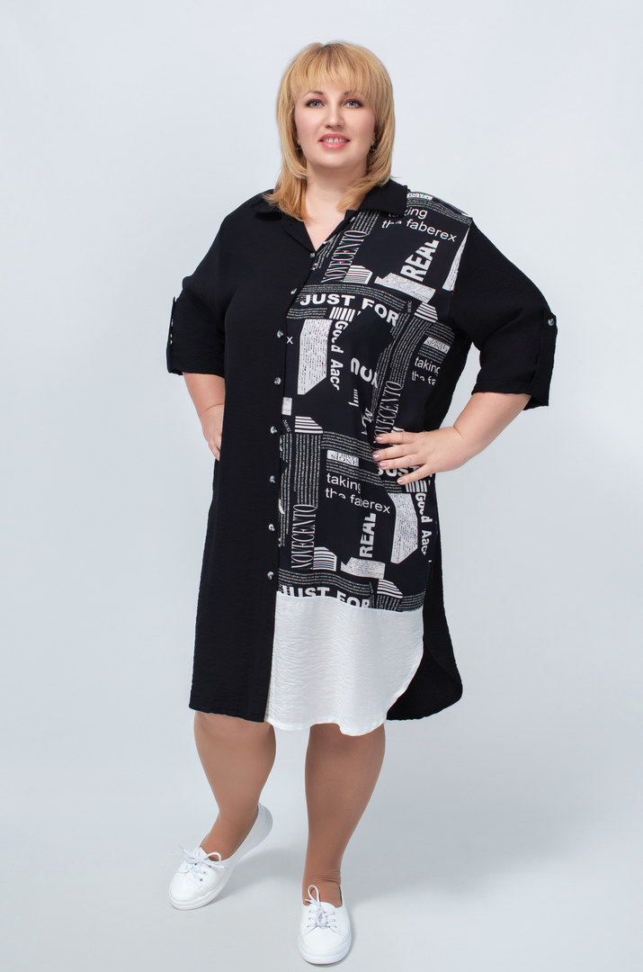 Чорно-біла сукня жатка в газетний принт батал