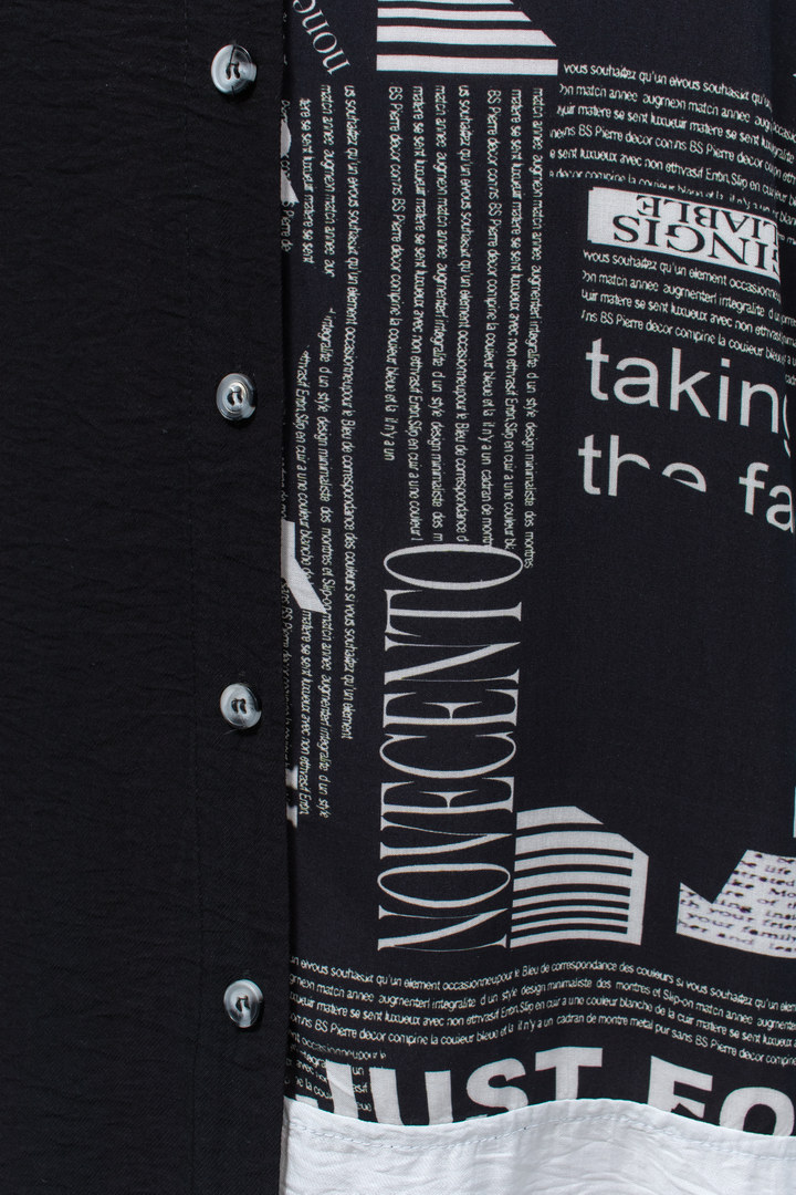 Чорно-біла сукня жатка в газетний принт батал