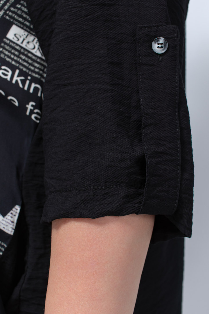 Чорно-біла сукня жатка в газетний принт батал