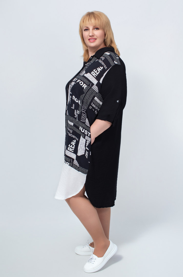 Чорно-біла сукня жатка в газетний принт батал