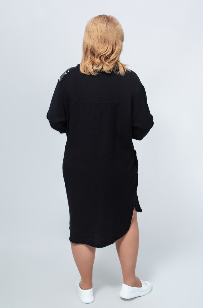 Чорно-біла сукня жатка в газетний принт батал