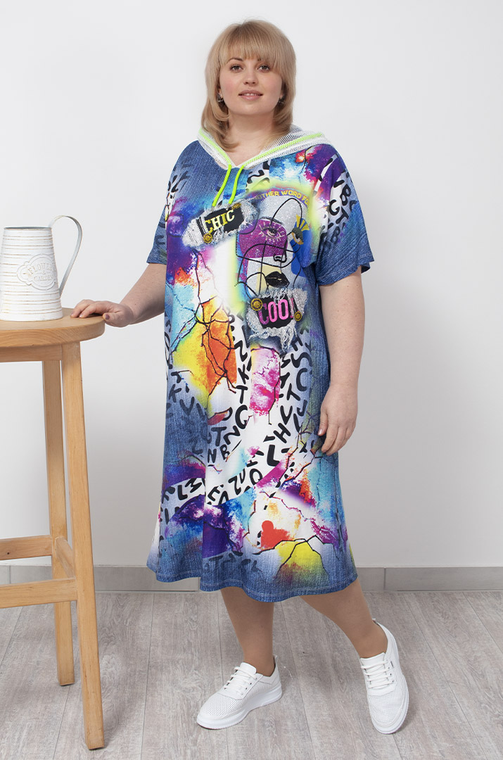 Сукня з каптуром в яскравий принт з блискітками батал