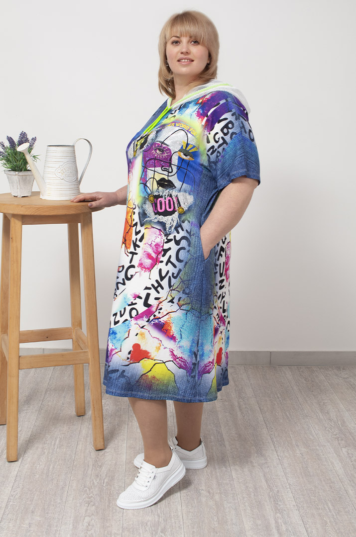 Сукня з каптуром в яскравий принт з блискітками батал