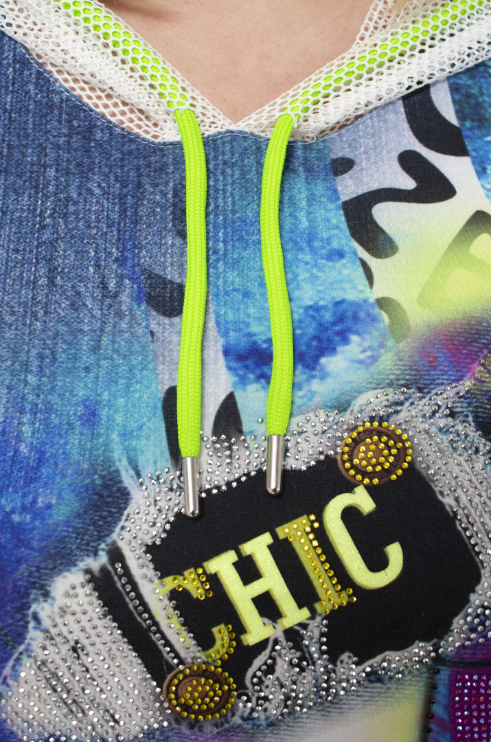 Сукня з каптуром в яскравий принт з блискітками батал