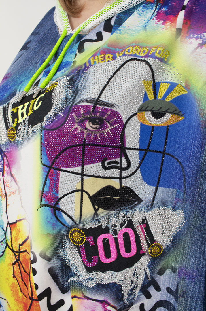 Сукня з каптуром в яскравий принт з блискітками батал