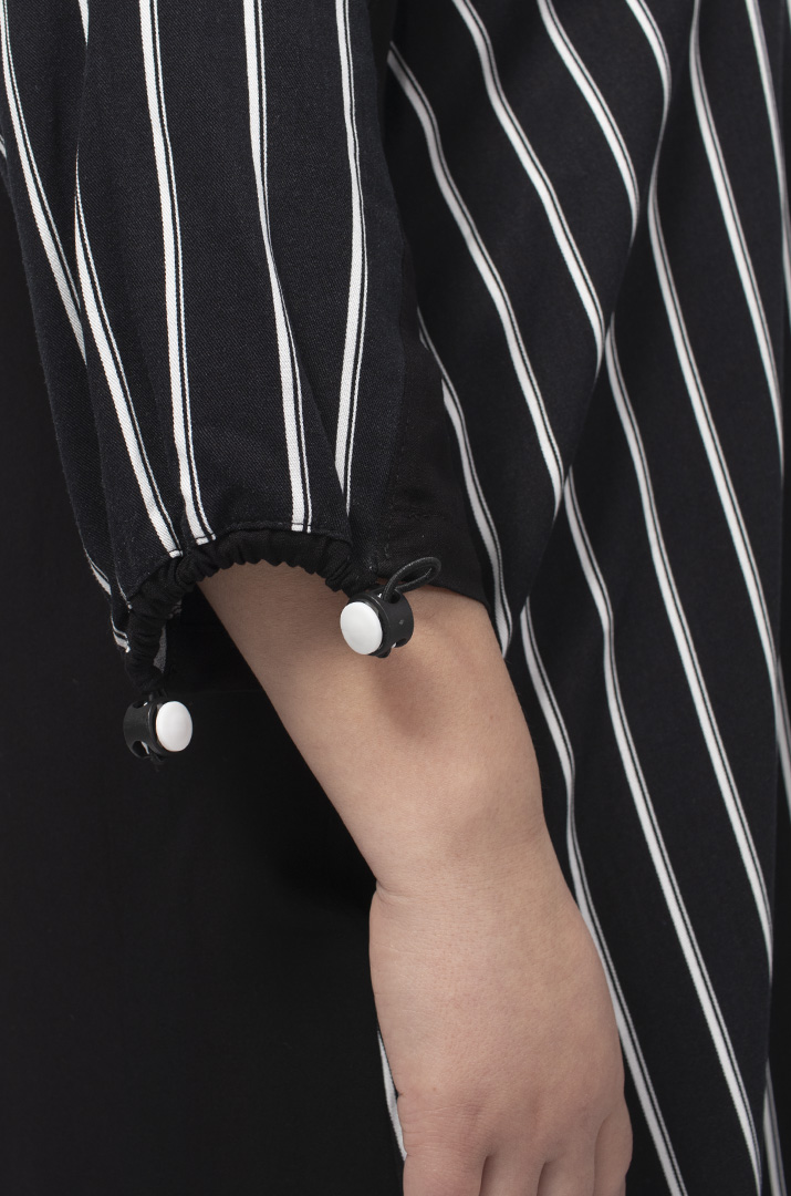 Платье миди с принтом в полоску наполовину батал