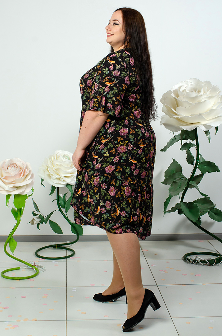 Платье миди с воланом в принт больших размеров