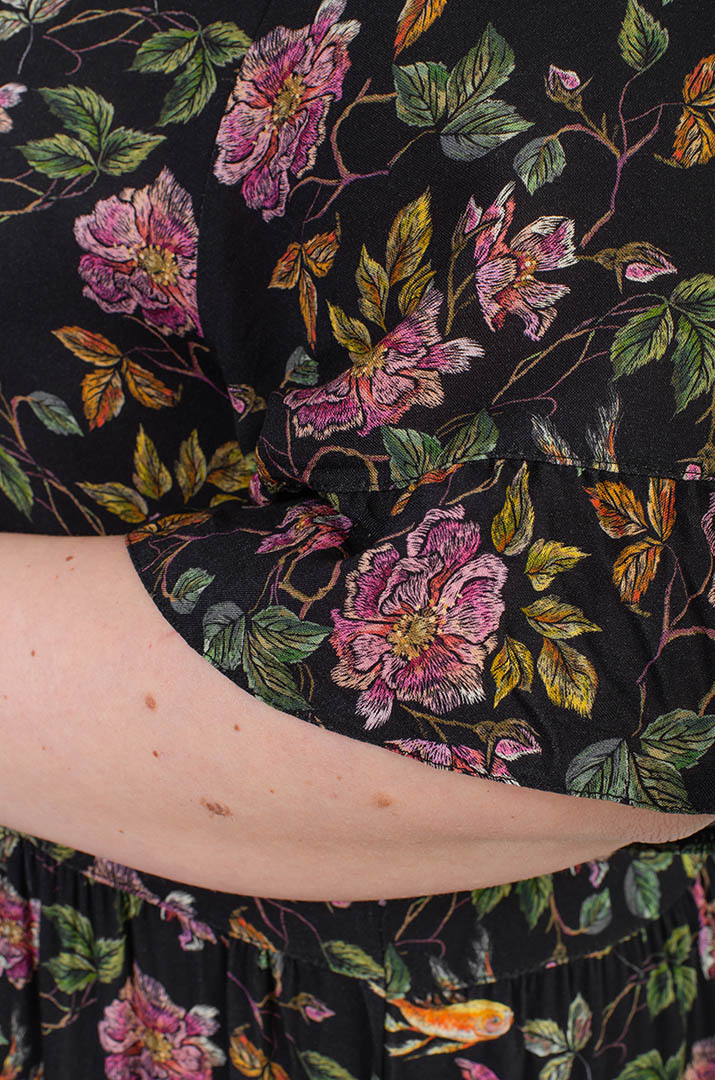 Платье миди с воланом в принт больших размеров