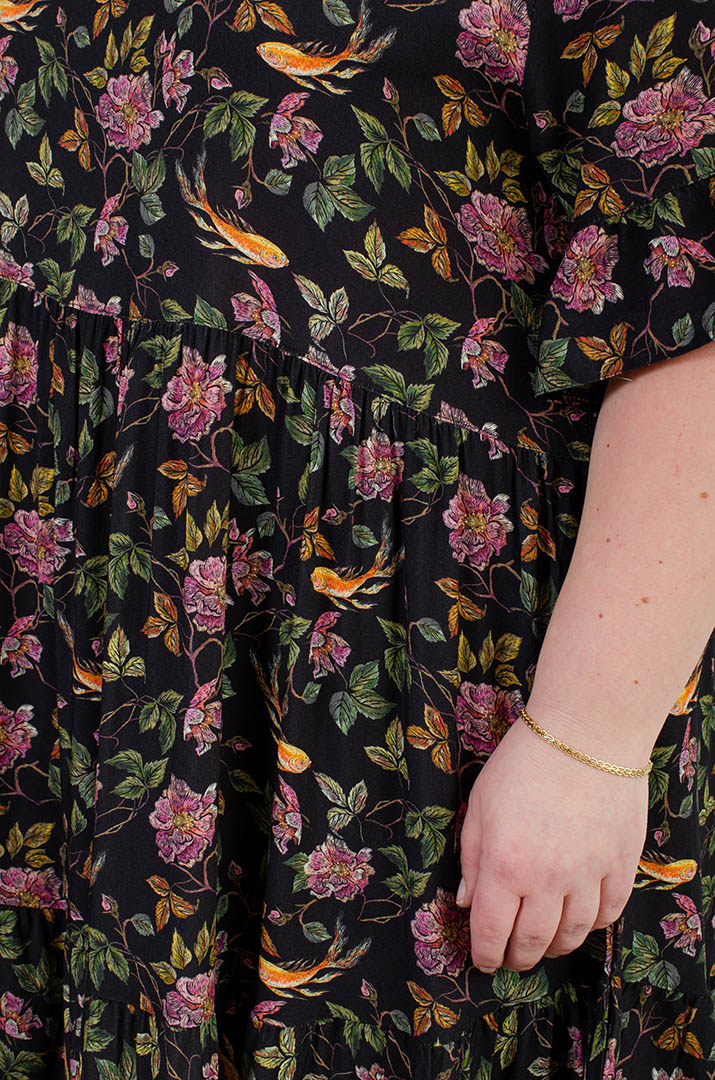 Платье миди с воланом в принт больших размеров